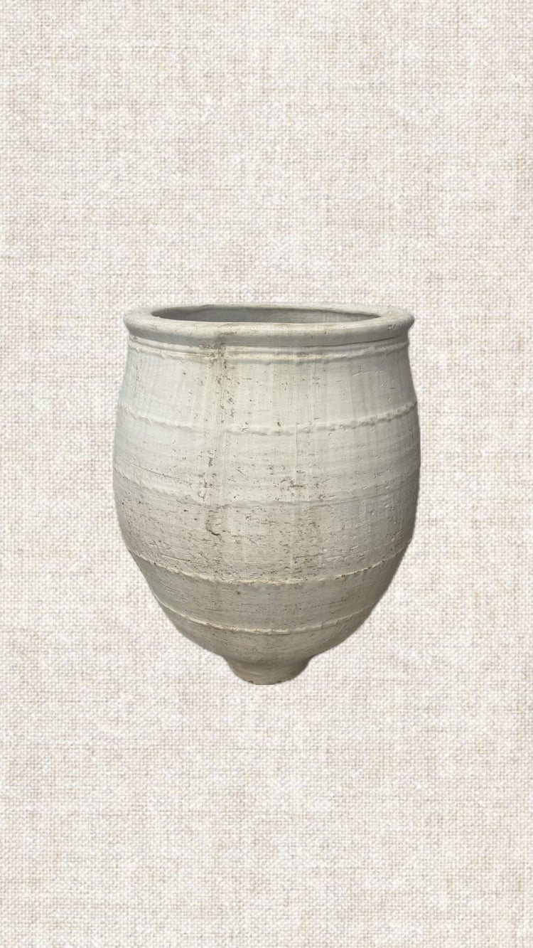 Daggar Rimmed Pot T3-29