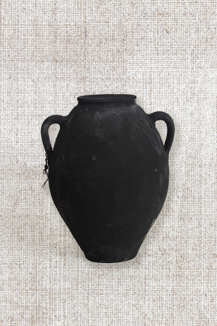 Two arms black distressed Pot 197